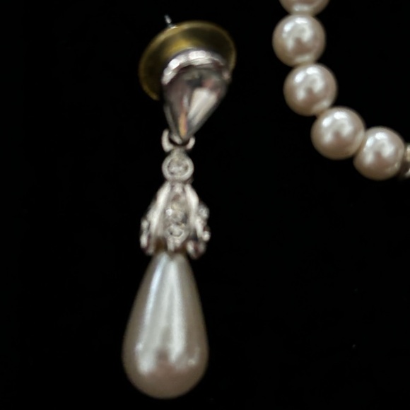 Pearl and crystal necklace & earring set - Picture 3 of 6